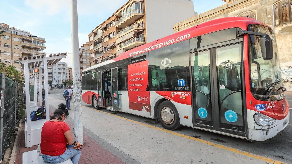 Parada de bus en el centro de Torrevieja en una imagen de archivo