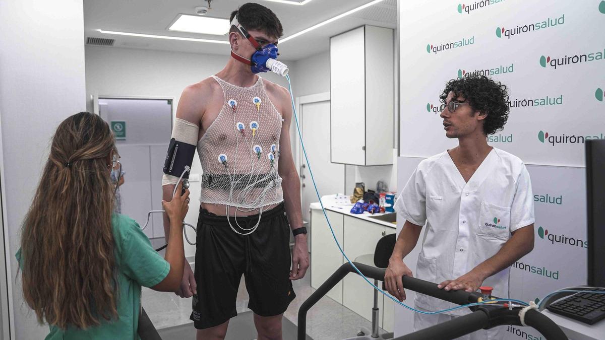 Uno de los jugadores preparándose para realizar la prueba de esfuerzo.