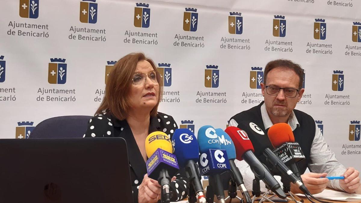 La alcaldesa, Xaro Miralles, junto al exconcejal socialista, Román Sánchez, en una imagen de archivo.