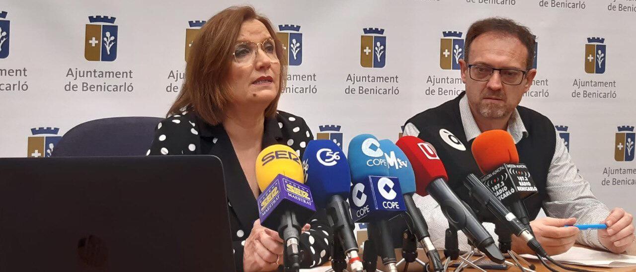 La alcaldesa, Xaro Miralles, junto al exconcejal, Román Sánchez, durante una rueda de prensa.