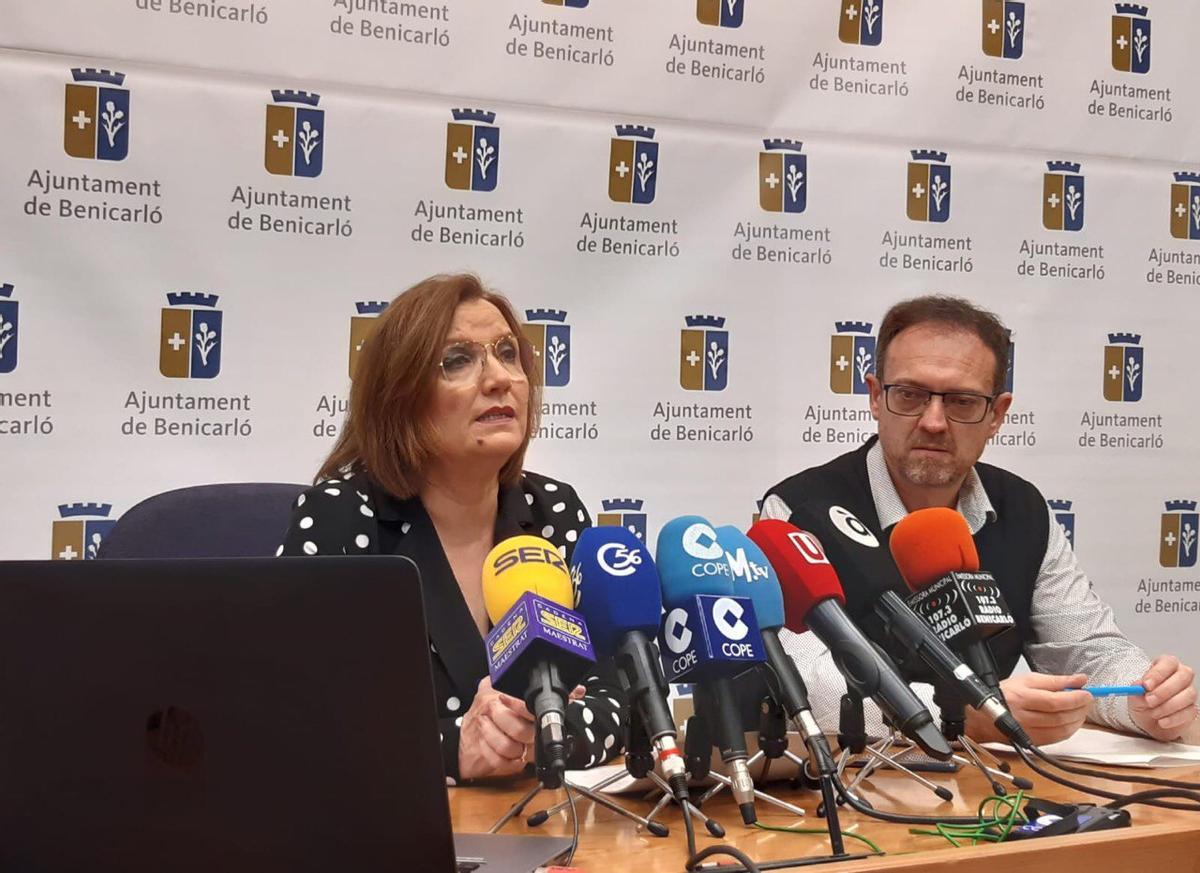 La alcaldesa, Xaro Miralles, junto al exconcejal de Urbanismo, Román Sánchez, durante una rueda de prensa.