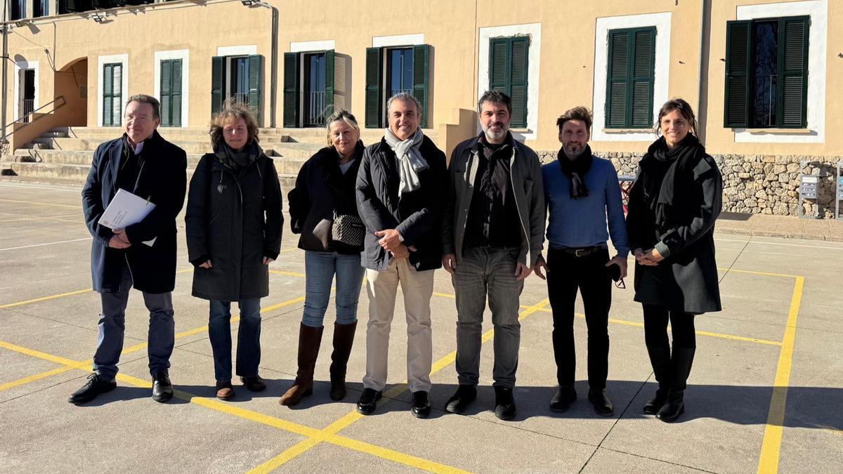 Autoridades autonómicas y municipales, este jueves en el colegio de Esporles.