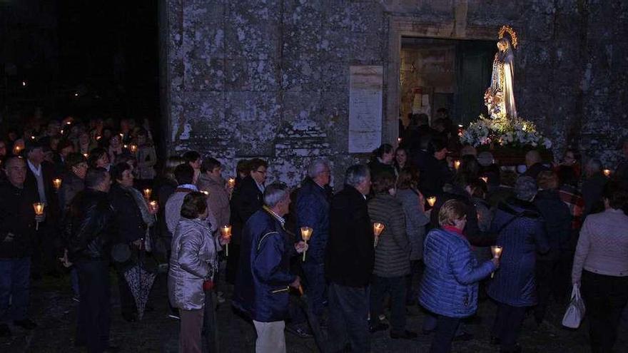 Fieles, en la noche del domingo, en la Procesión das Antorchas en honor a la Virgen de Fátima, en Curantes. // Bernabé / Juan Carlos Asorey