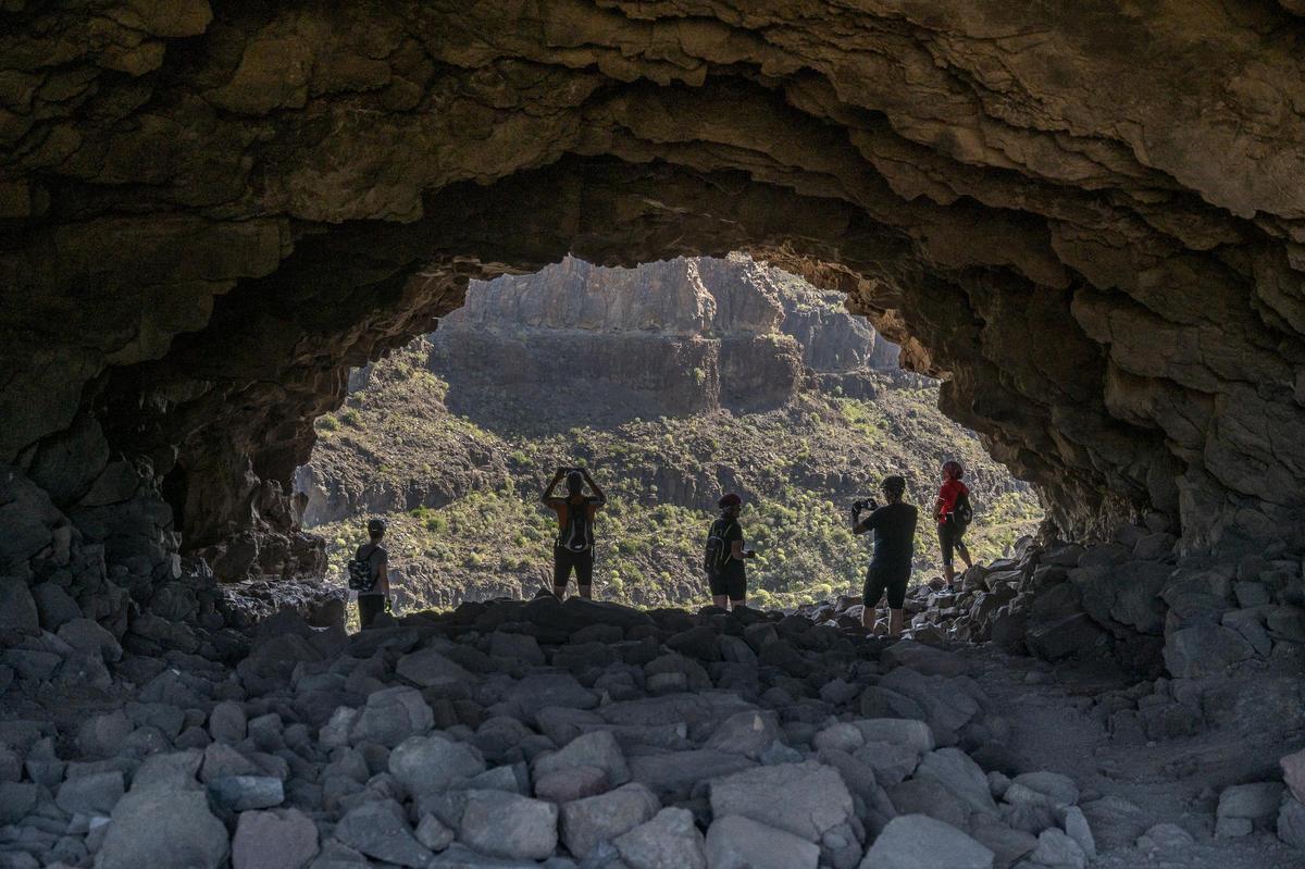 Vista del interior de la cueva túnel de La Fortaleza con las piedras que hay que retirar para realizar nuevas excavaciones.