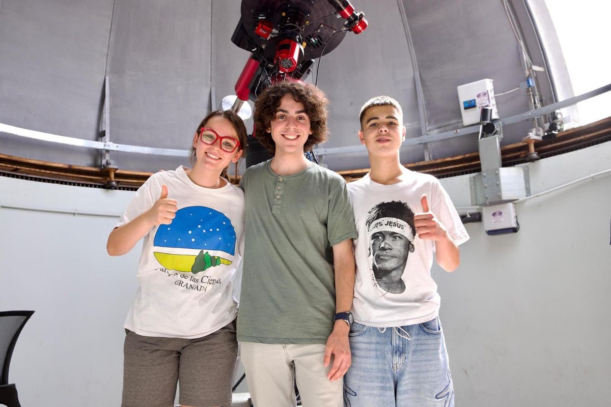 Ariel Rodríguez, a la derecha de la imagen, junto a Roberto Campillo y Carmen Raymond, finalistas del certamen de monólogos de Bayer. | FOTO CEDIDA A LNE