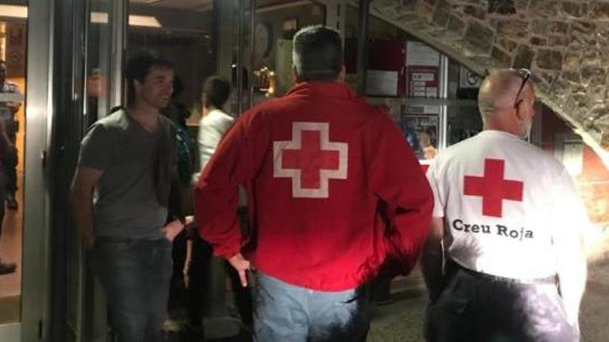 Voluntaris de la Creu Roja amb l&#039;alcalde de Camprodon, diumenge a la nit