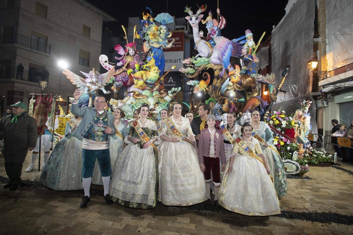 Los representantes de la comisión ganadora, con las falleras mayores de Alzira y las autoridades locales, ante la falla.