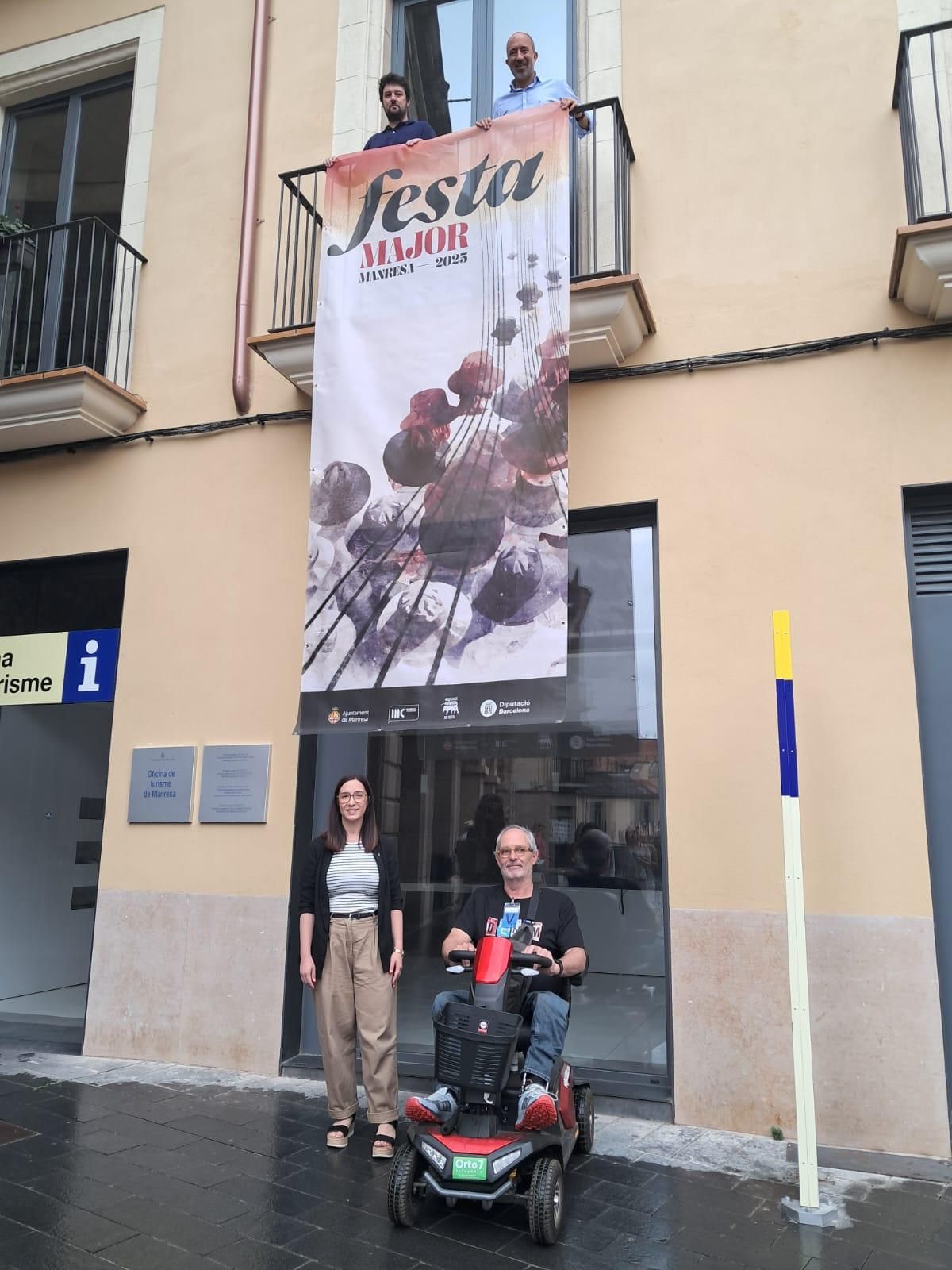 Maiol i Aloy, al balcó, i Infante i Orriols, a la plaça, després de desplegar el cartell