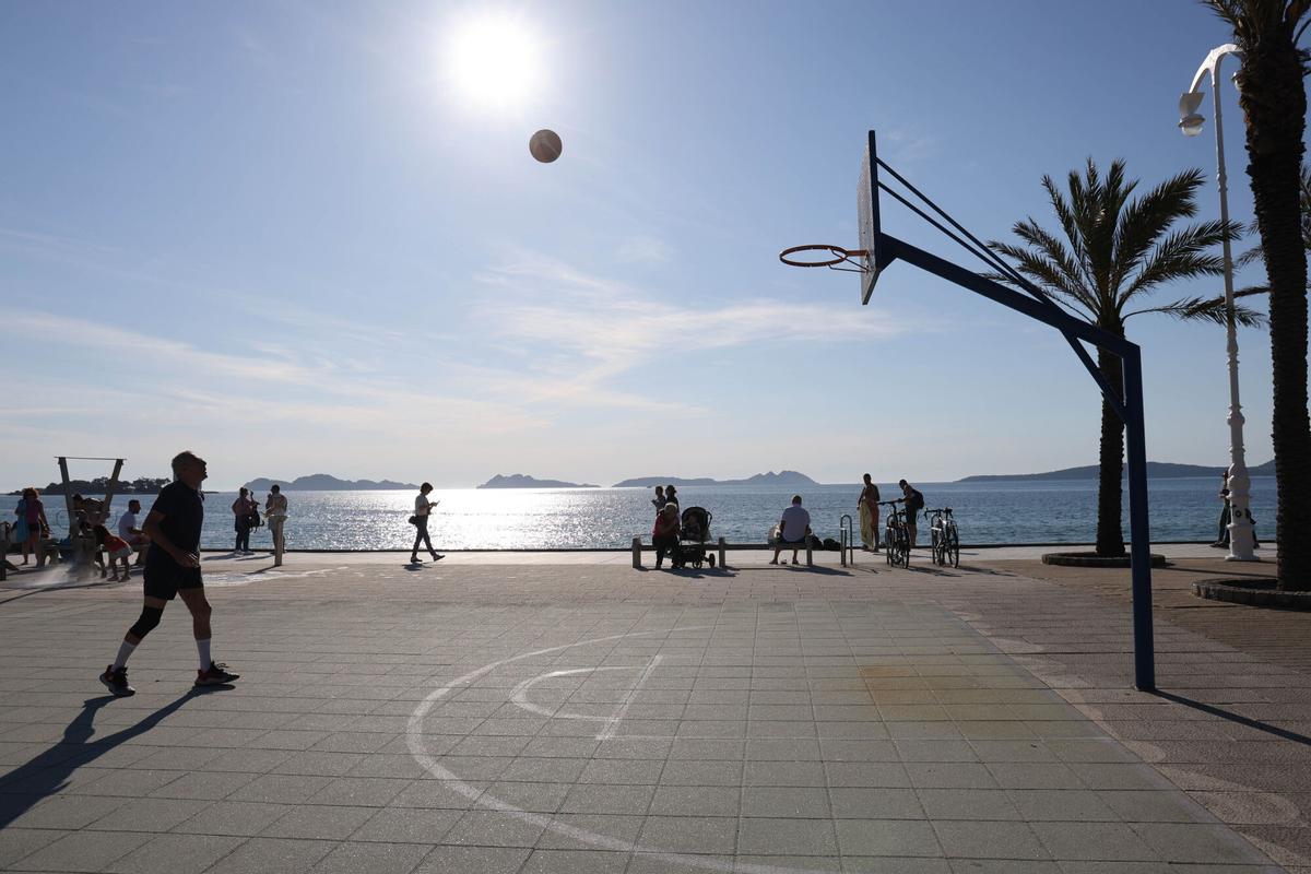 Playa de Samil, en Vigo, en un día de buen tiempo. Pista de baloncesto. CIELO AZUL. CANCHA