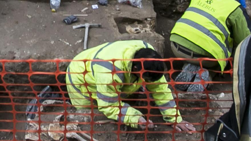 Aparecen restos humanos en las excavaciones del Mercado