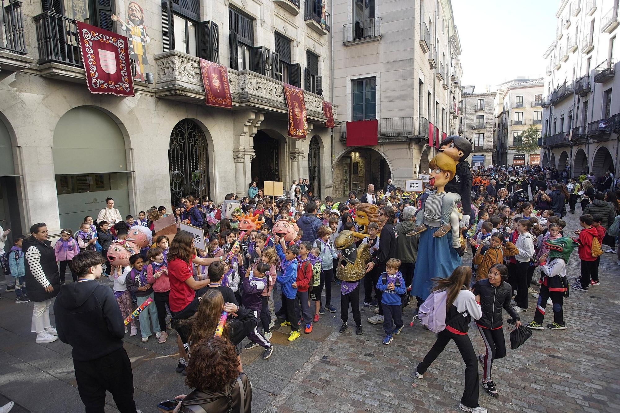 Les fotos de la cercavila d'escoles amb la Girona Marxing Band i els Gegantons de Girona