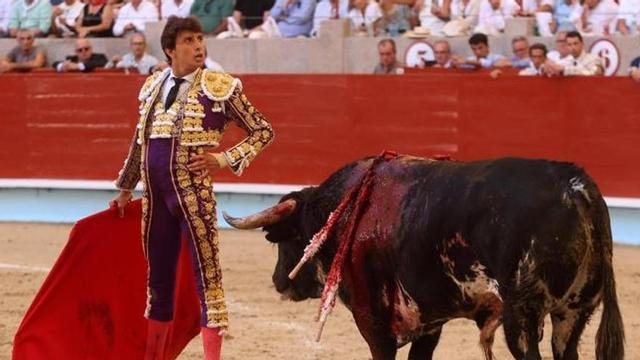 Roca Rey logró dos orejas en su primero pero falló con la espada en el segundo.