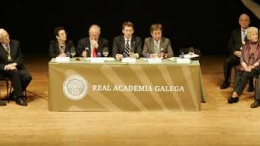 Plenario extraordinario da Real Academia Galega no Teatro Principal de Santiago, con motivo do Día das Letras Galegas adicado a Vidal Bolaño.  // Xoán Álvarez