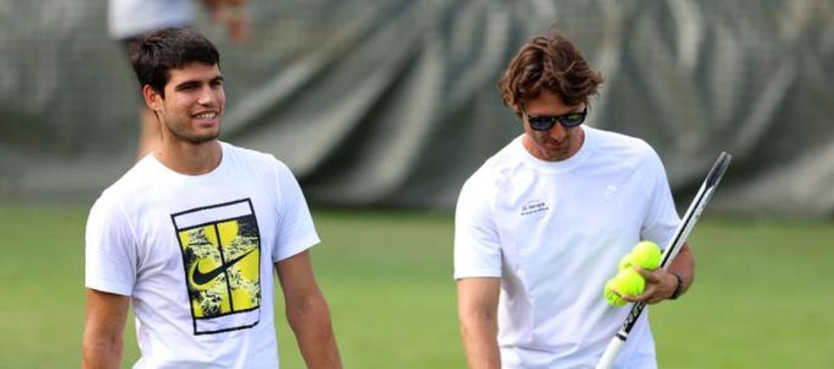 Carlos Alcaraz y Juan Carlos Ferrero tras un entrenamiento en Wimbledon, Londres.