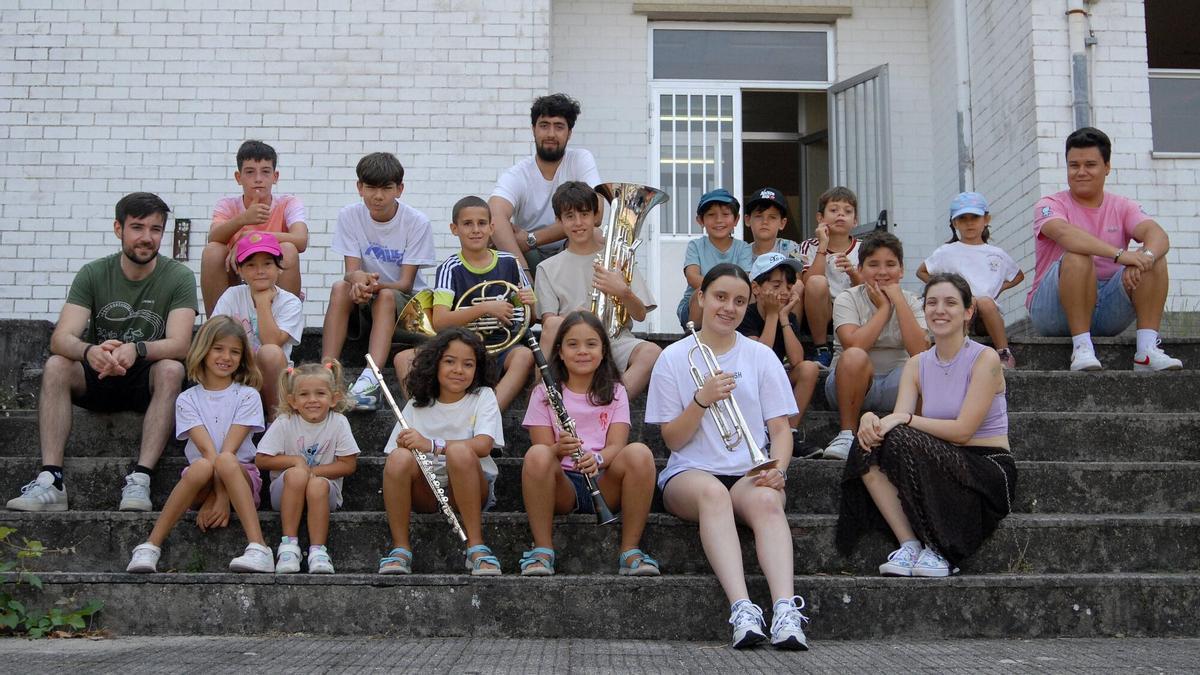 Mestres e participantes do Campamento Musical de Merza que comezou este luns no antigo colexio.