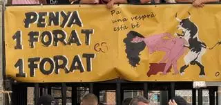 Indignació a Sagunt pel logotip d’una penya amb una dona agredida sexualment per un toro
