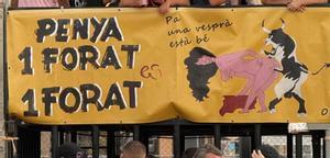Indignación en Sagunt por el logo de una peña con una mujer agredida sexualmente por un toro