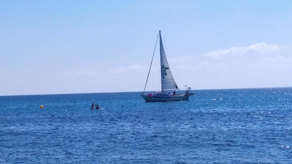 L’embarcació va navegar ahir per la costa de Xàbia