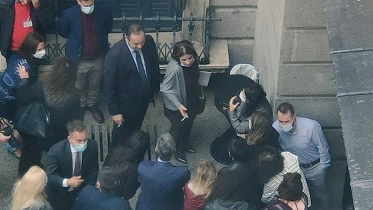 Ábalos pide disculpas por la fotografía junto a Lastra fumando en el patio del Congreso