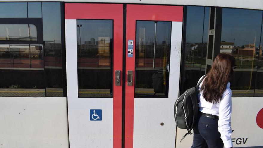 Señalización en un vagón de Metrovalencia.