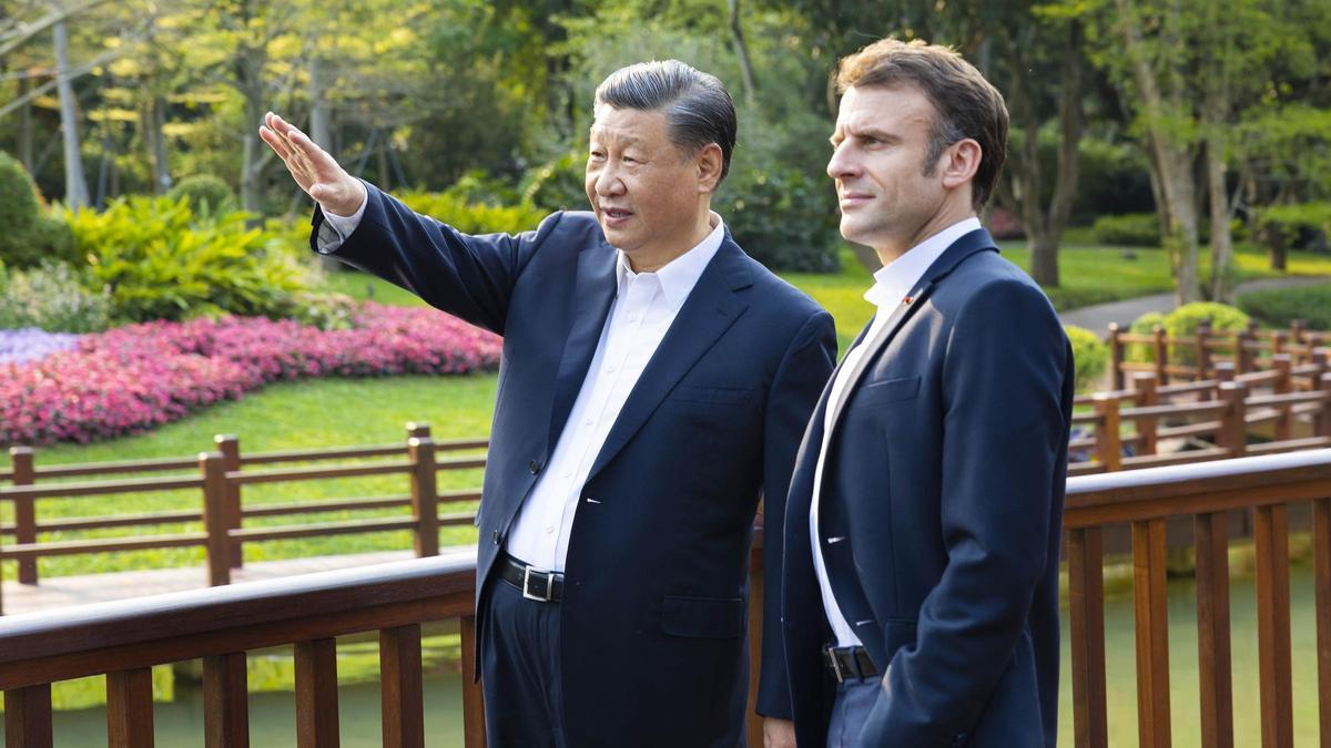 El presidente chino, Xi Jinping, y su homólogo francés, Emmanuel Macron, durante una visita del segundo a Guangzhou en abril de 2023.