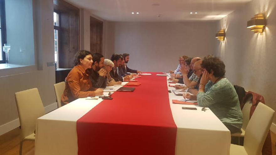 La reunión del PSOE, Unidas y Avante con los dos concejales electos del PP: Manolo Gómez y Elsa Ávila.