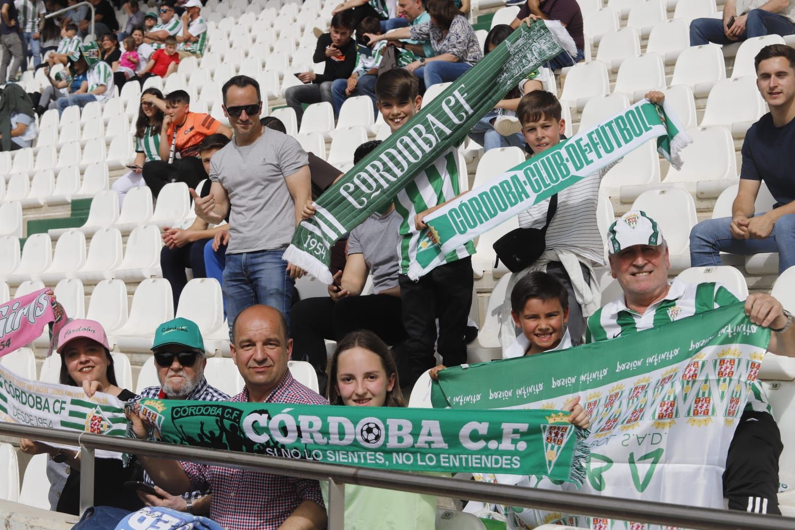 Córdoba CF-San Fernando: las imágenes de la afición en El Arcángel