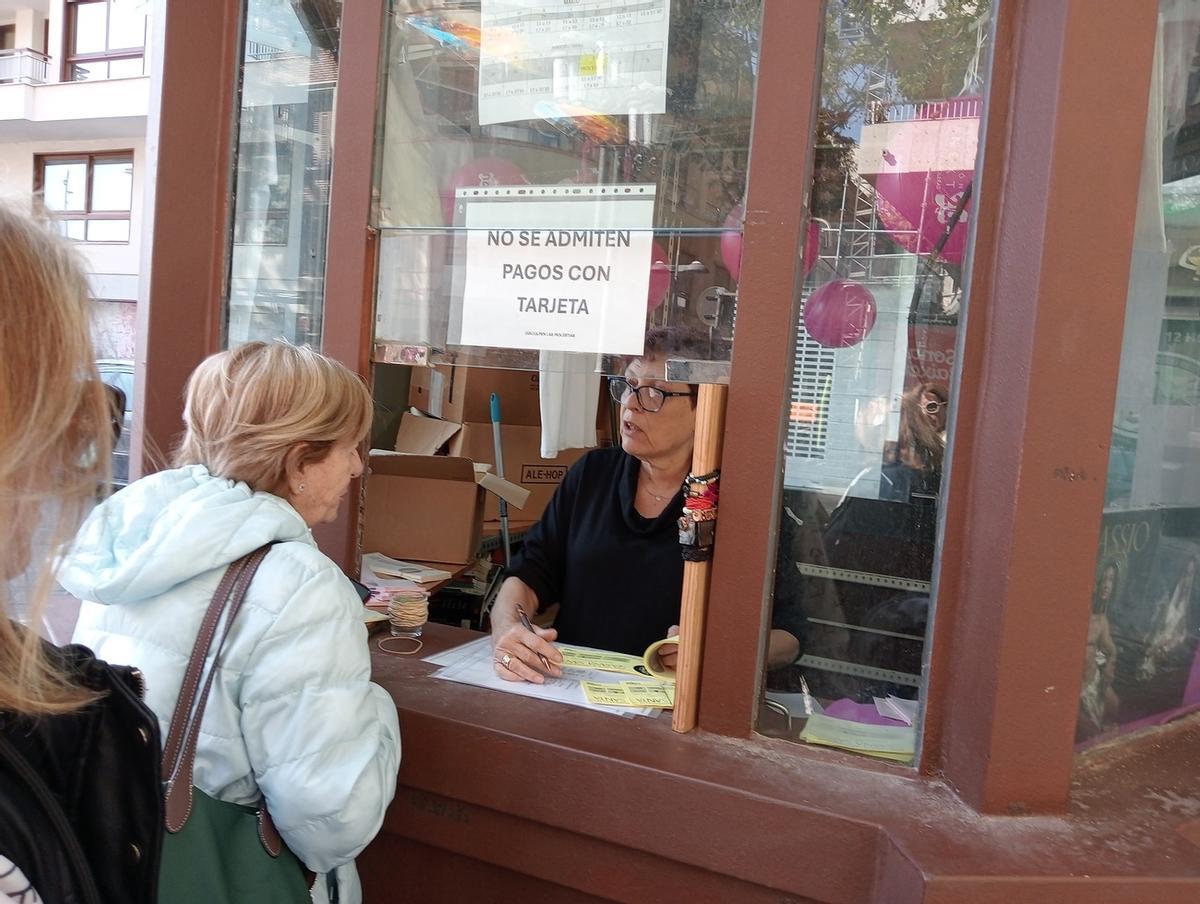 La encargada del quiosco y una mujer que quiere tíquets, en una imagen de este martes