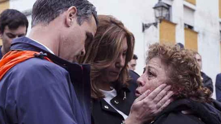 Díaz consuela a una mujer junto al alcalde de Marbella, José Bernal.