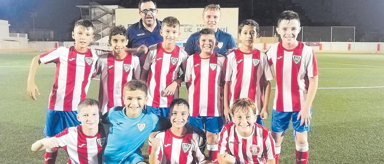 La plantilla del Santanyí alevín posa feliz después de debutar con triunfo en la Liga al ganar por 1-0 al potente Atlético Baleares.