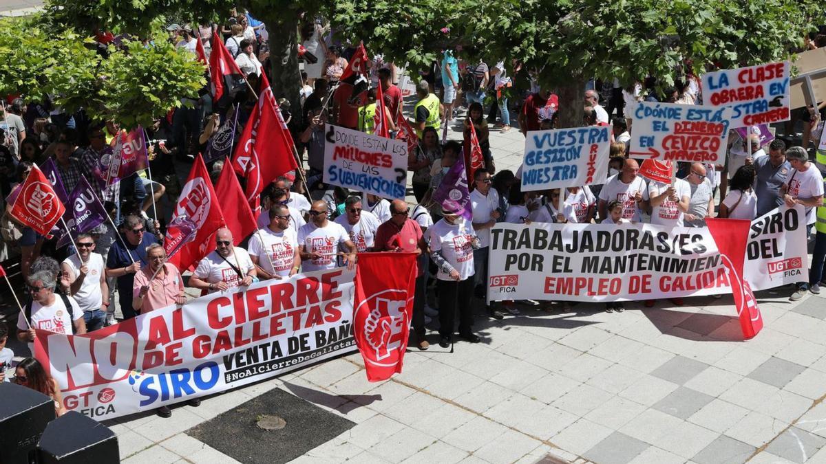 Trabajadores de Siro y vecinos en la manifestación contra el cierre de la fábrica de Venta de Baños. | Brágimo/Ical