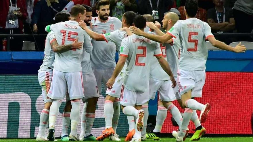 Los jugadores españoles celebran el tanto de Diego Costa que sirvió para derrotar a Irán.