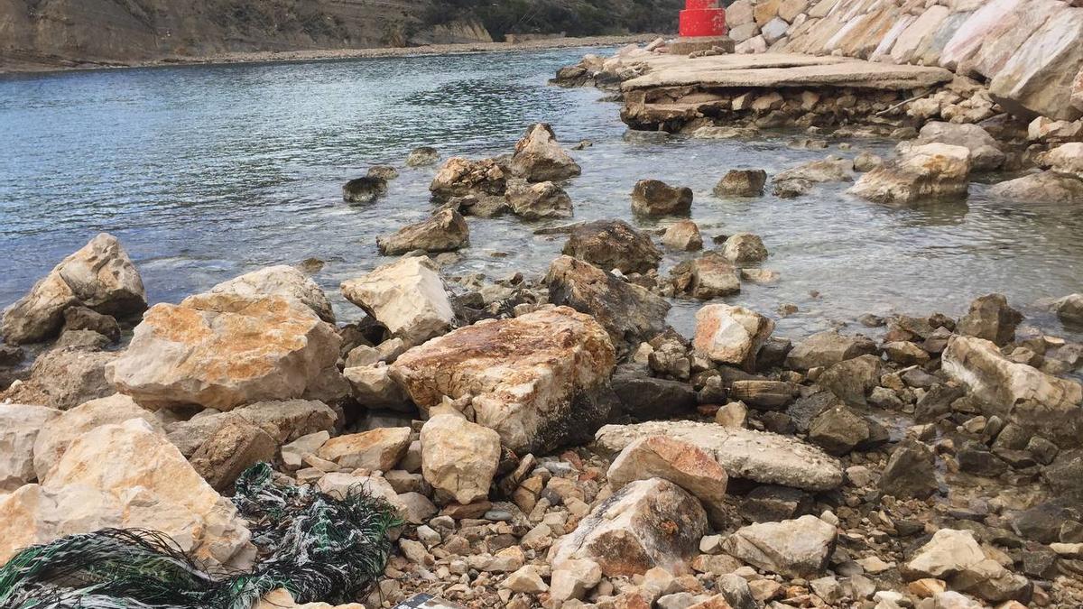 El deterioro de Puerto Blanco va a más y ahora abunda la basura