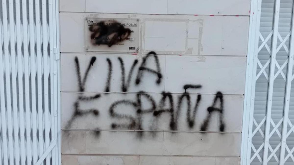 La sede del STEI, esta mañana, con la pintada &quot;Viva España&quot;