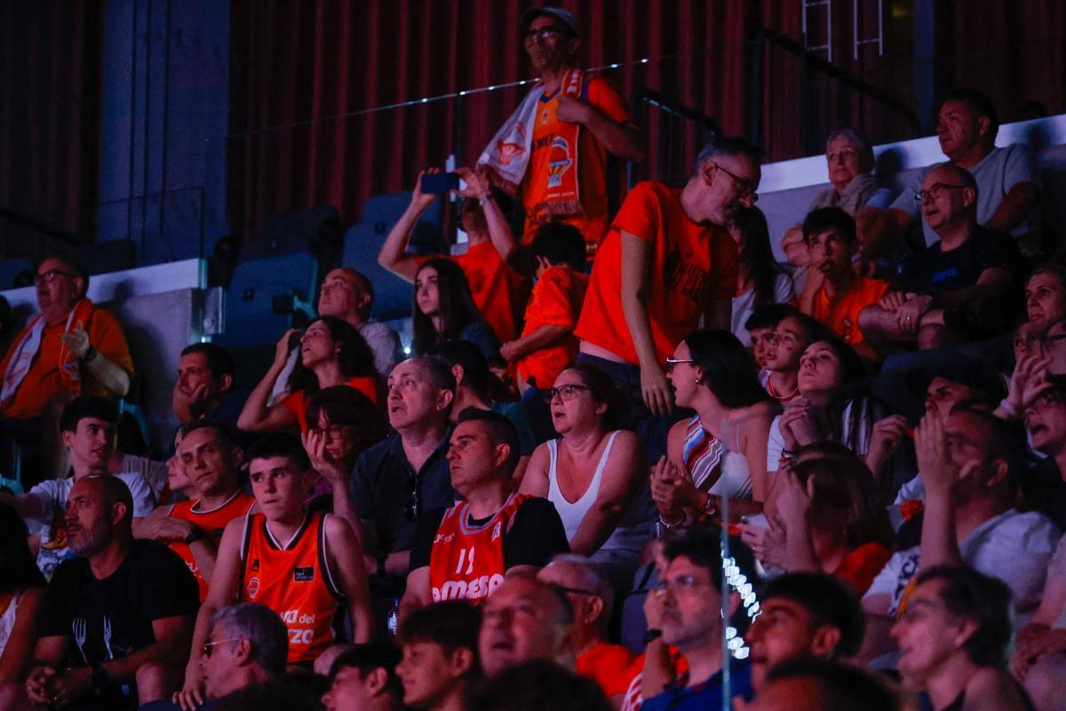 Búscate en la galería de Super: Así se vivió el Barça–Valencia Basket en el Roig Arena
