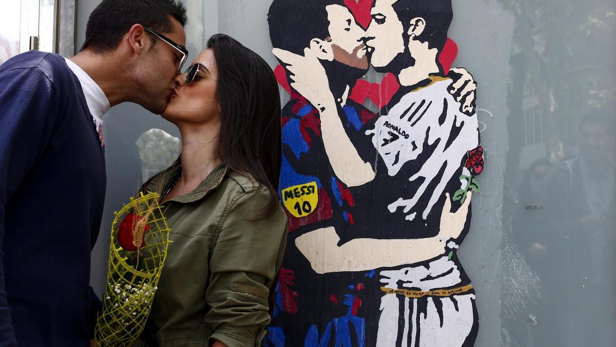 Una pareja se besa en Sant Jordi frente a la obra de TVboy