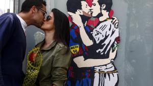 Una pareja se besa en Sant Jordi frente a la obra de TVboy