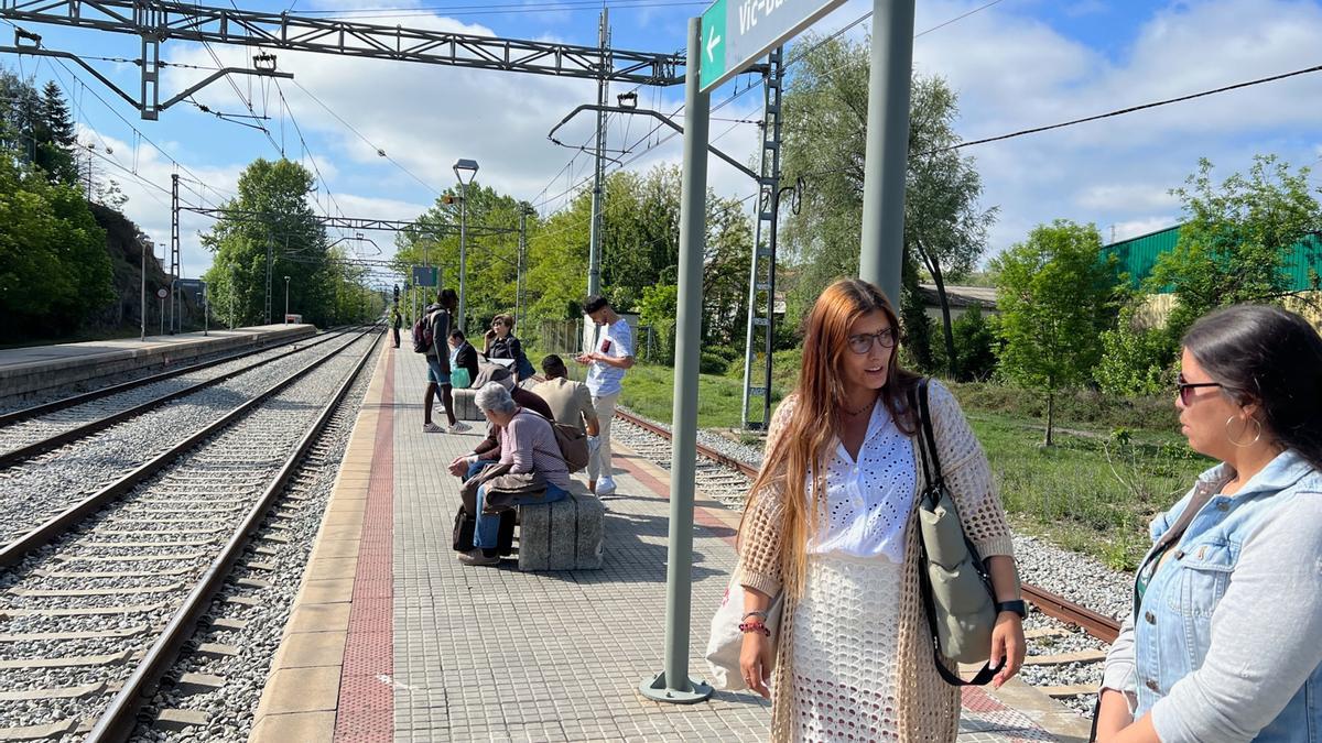 Usuaris de l'R3 esperant el tren a Manlleu.