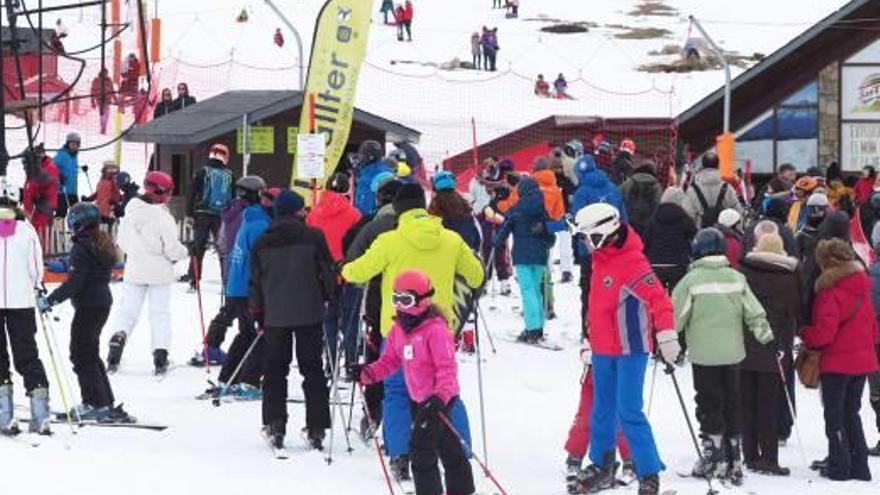 Vallter 2000 s&#039;omple d&#039;esquiadors abans de tancar la temporada