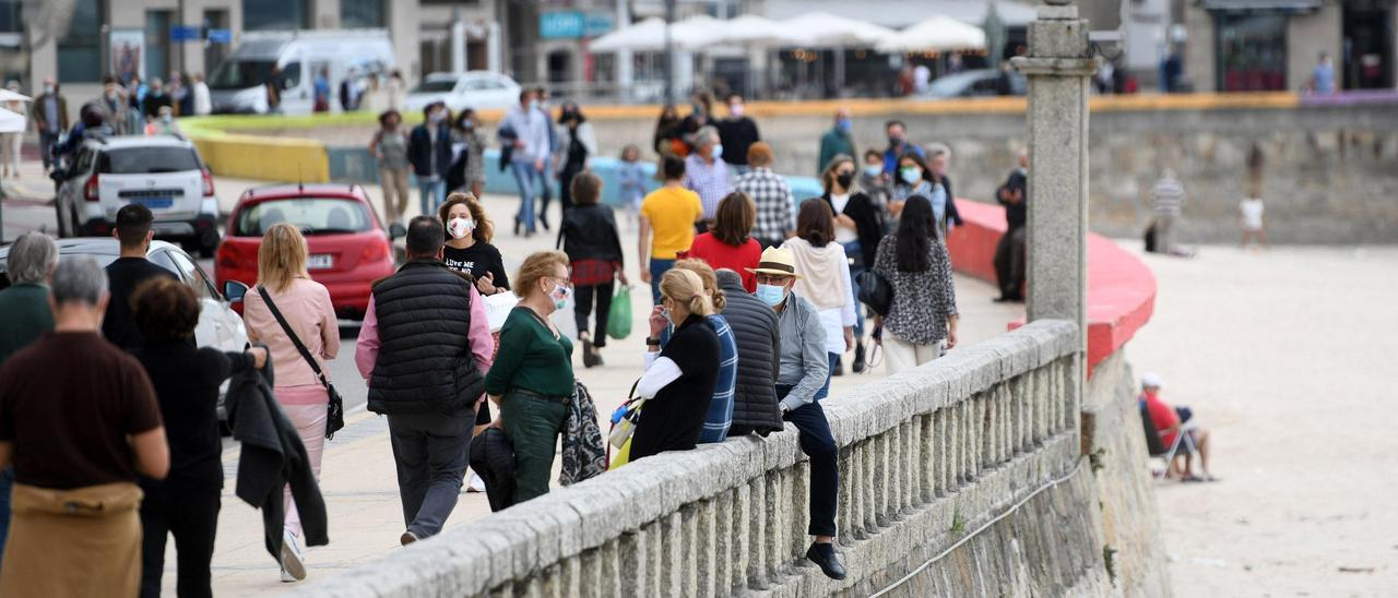 Turistas en el pasado puente de El Pilar en Sanxenxo.