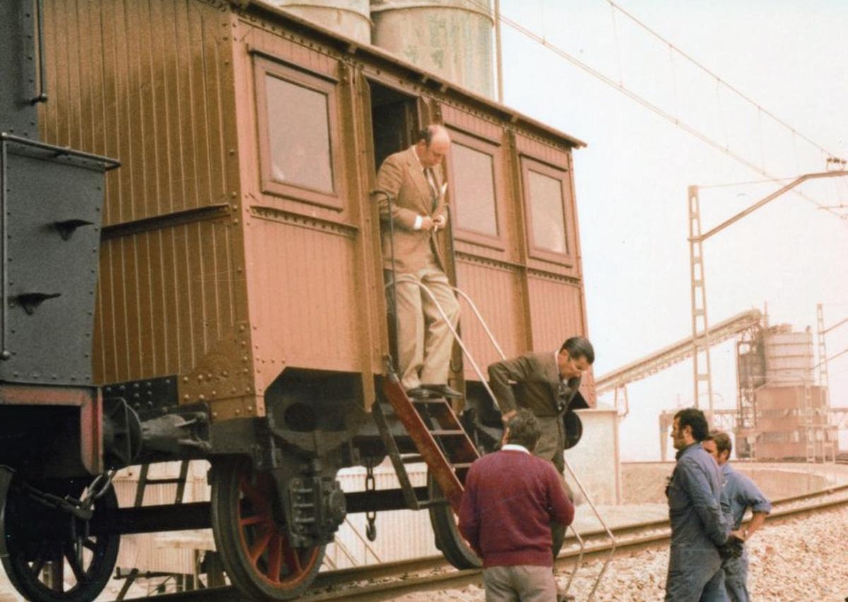 Foto histórica del único coche de viajeros que tuvo la Junta de Obras del Puerto.
