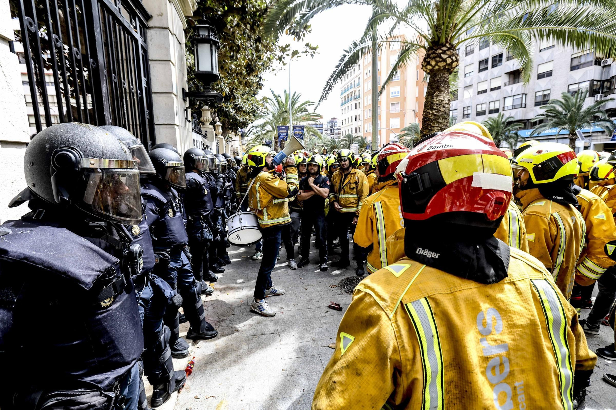 Protesta de los bomberos frente a la Diputación de Alicante