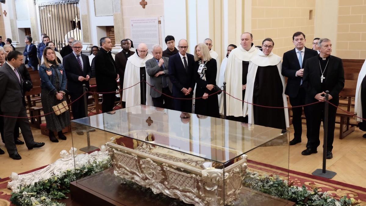 El presidente de la Junta de Castilla y León, Alfonso Fernández Mañueco, en el acto de apertura de la veneración pública de los restos de Santa Teresa de Jesús en la Basílica de Nuestra Señora de la Anunciación de Alba de Tormes (Salamanca).