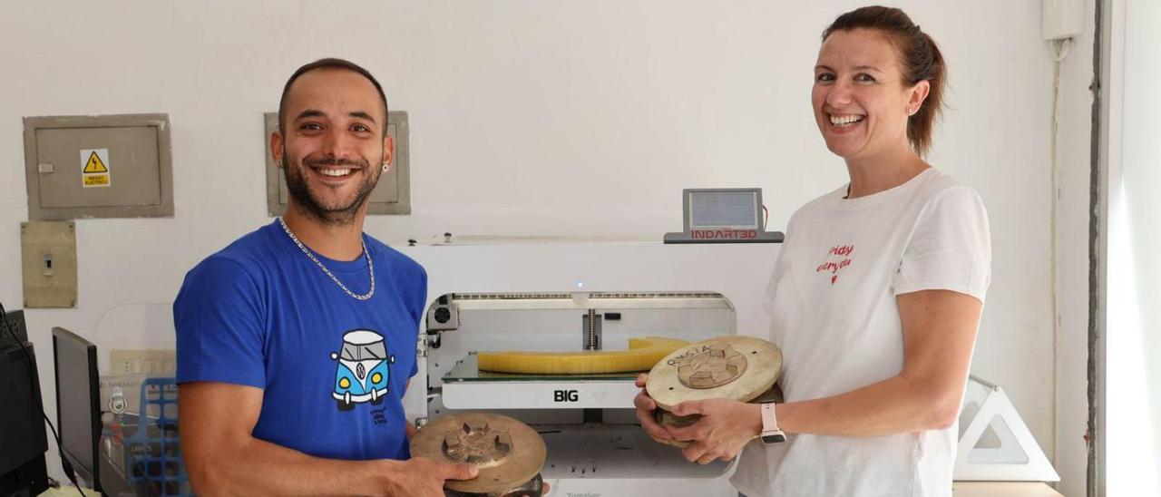 Lucía y Diego, de la empresa viguesa Rysia, junto a algunas de las piezas que crean.