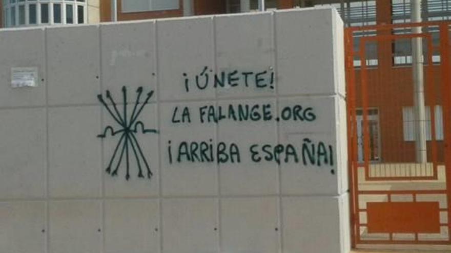 Una de las pintadas en el centro