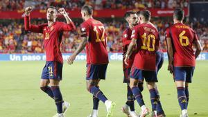 GRANADA, 12/09/2023.- El delantero de la selección española Ferrán Torres (i) celebra su gol, durante el partido de clasificación para la Eurocopa 2024 que los combinados de España y Chipre juegan hoy martes en el estadio Nuevo Los Cármenes, en Granada. EFE/Jorge Zapata