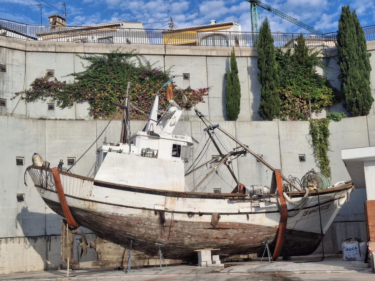 La embarcación estuvo cinco años abandonada antes de hundirse en el puerto: ahora se ha reflotado y sacado al seco