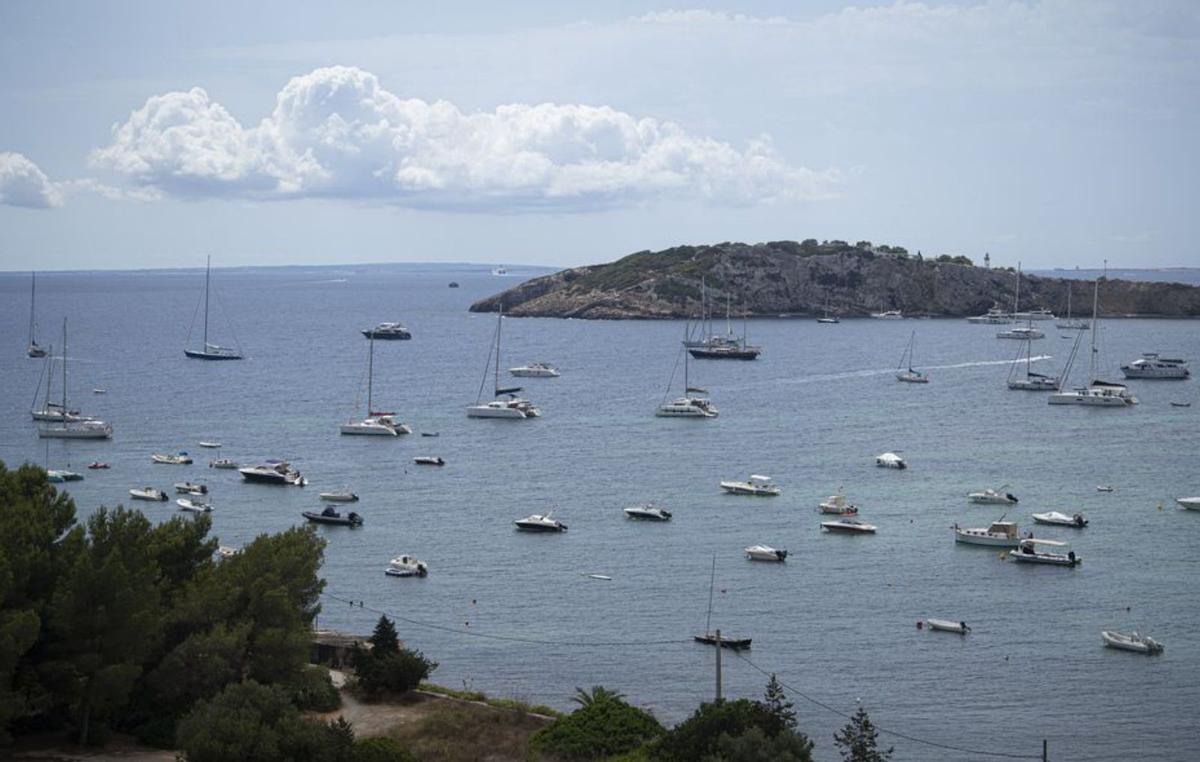 Barcos fondeados en Talamanca. | IRENE VILA