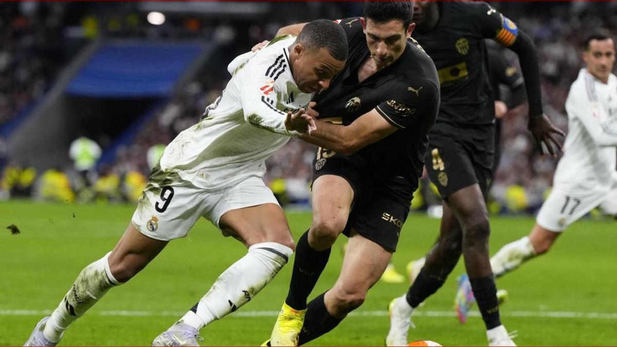 Tárrega 'sujeta' a Mbappé en la victoria reciente del Valencia en el Bernabéu.