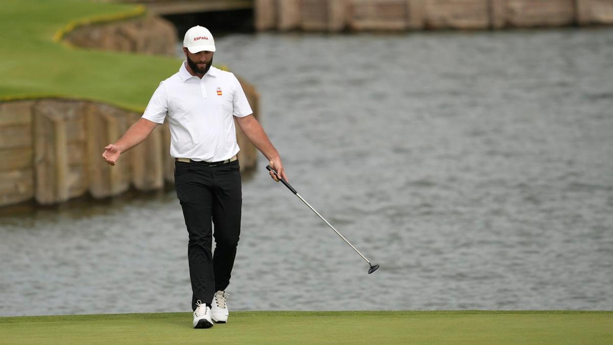 Jon Rahm se lamenta de un putt que no acabó en birdie en 'Le Golf National'